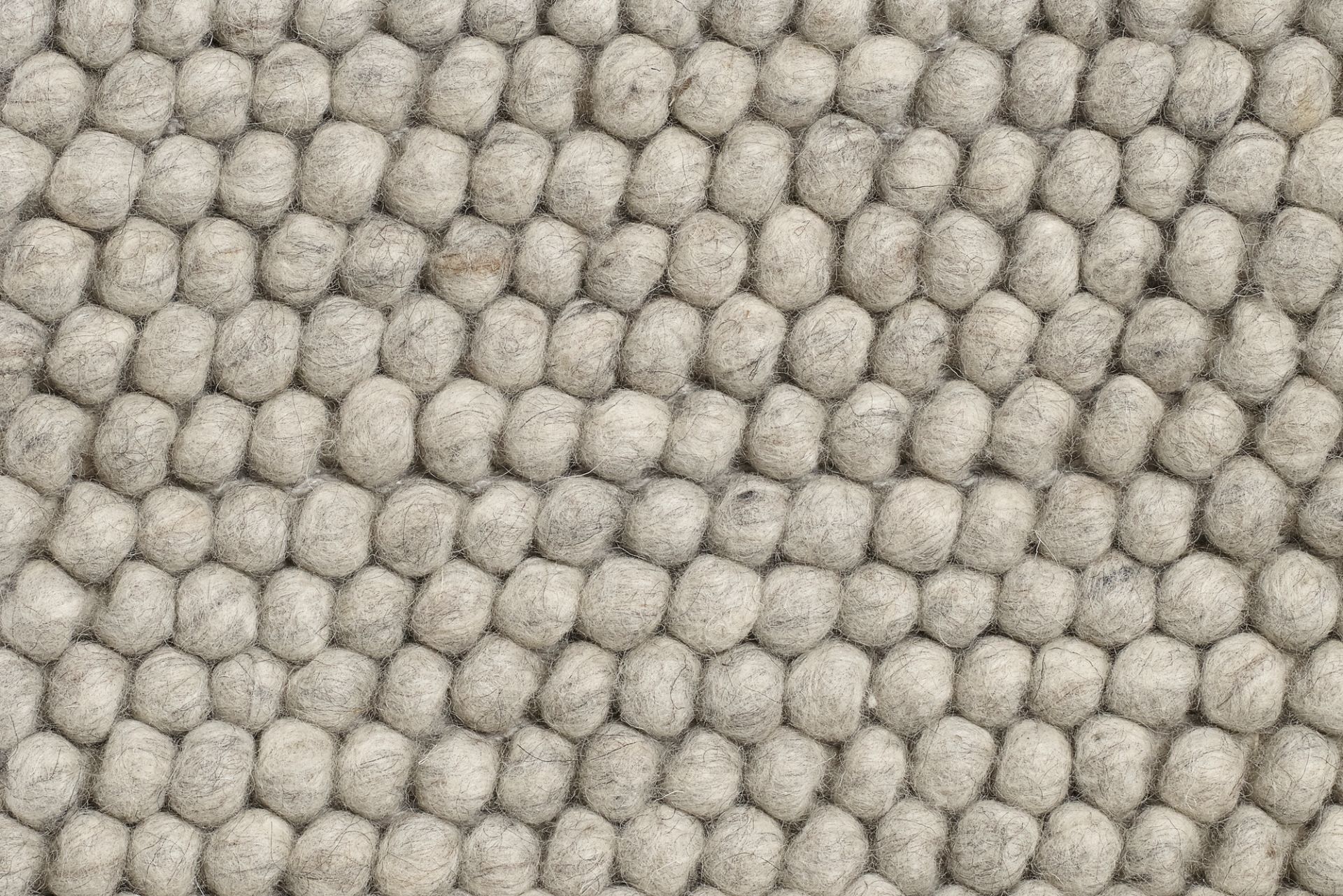 Detailaufnahme des Peas Teppich L von Hay in Soft Grau, ein Wollteppich mit Kugelstruktur.